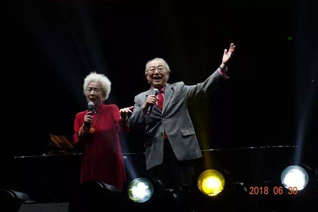 歌声悠扬，唱出时代记忆，琴声悦耳，奏响希望乐章 <br> 2018“我爱你中国?纪念改革开放40周年”经典歌曲上海演唱会圆满落幕