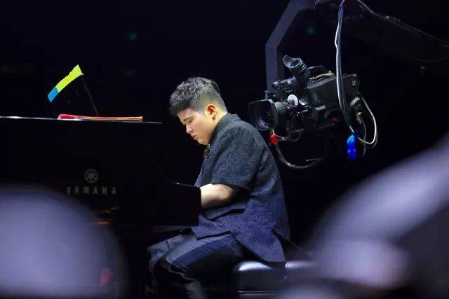 歌声悠扬，唱出时代记忆，琴声悦耳，奏响希望乐章 <br> 2018“我爱你中国?纪念改革开放40周年”经典歌曲上海演唱会圆满落幕