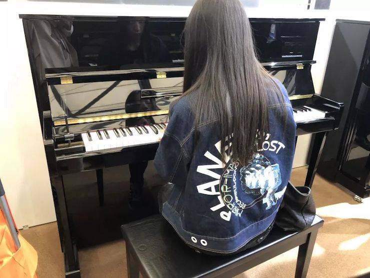 参观来宾试奏SG胜游钢琴