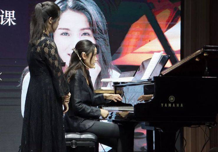 科技推动音乐教育创新，张希教授《古典主义时期钢琴奏鸣曲的演绎》公开课圆满成功